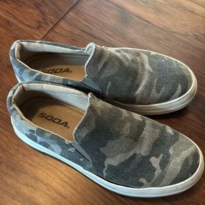 Women's slip on camouflage shoes